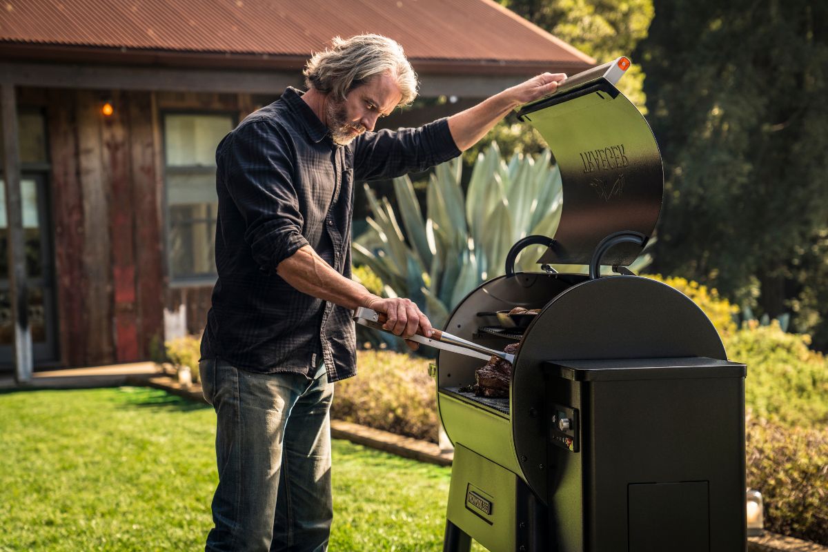 Traeger Ironwood 650 Pellet Grill Canada — BBQing.com